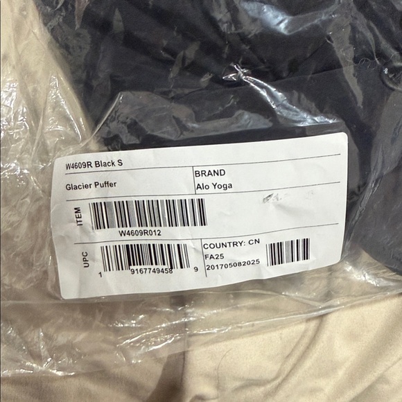 ALO Yoga Black Hooded Puffer Jacket - Picture 6 of 6